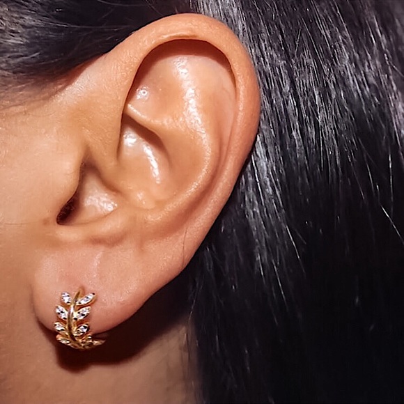 🔵𝟲𝟱%𝗢𝗙𝗙 𝗯𝘂𝗻𝗱𝗹𝗲𝘀 𝟯+🔵 NEW CZ Floral Huggie Hoop Earrings - Picture 6 of 14